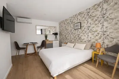Télévision ou salle de divertissement dans l'établissement Cabane urbaine calme & terrasse privée
