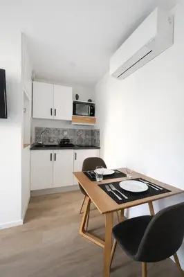 Cuisine ou kitchenette dans l'établissement Cabane urbaine calme & terrasse privée