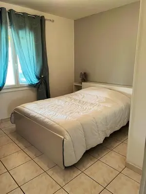 Un ou plusieurs lits dans un hébergement de l'établissement Villa accueillante à Saint-Froult avec piscine privéeB