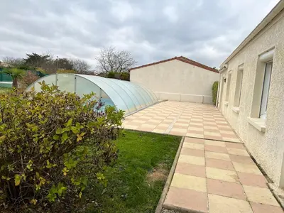Jardin de l'établissement Villa accueillante à Saint-Froult avec piscine privéeB