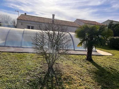 Jardin de l'établissement Villa accueillante à Saint-Froult avec piscine privéeB