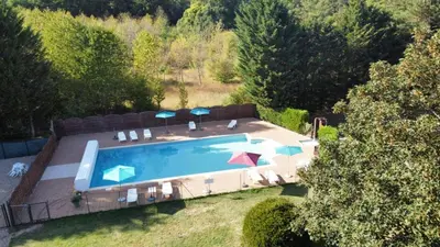 Piscine de l'établissement Chalets Moulière Evasion ou située à proximité