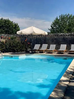 Piscine de l'établissement La Cour des Cloches ou située à proximité