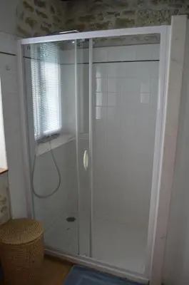 Salle de bains dans l'établissement La Garenne Saint Germain