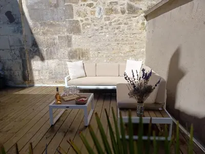 Coin salon dans l'établissement Maison très agréable et calme avec terrasse en centre ville