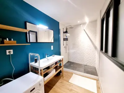 Un ou plusieurs lits dans un hébergement de l'établissement Maison très agréable et calme avec terrasse en centre ville