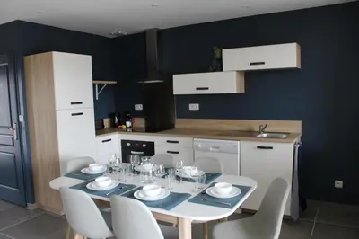 Cuisine ou kitchenette dans l'établissement Gîte Lou, Gîte famille et bien être avec jacuzzi