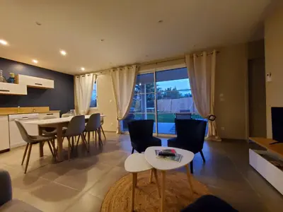 Télévision ou salle de divertissement dans l'établissement Gîte Lou, Gîte famille et bien être avec jacuzzi