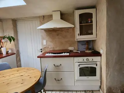 Cuisine ou kitchenette dans l'établissement Maison chaleureuse et familiale.