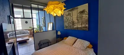 Un ou plusieurs lits dans un hébergement de l'établissement LA ROCHELAISE : Appartement calme & somptueux dans l'hyper centre.