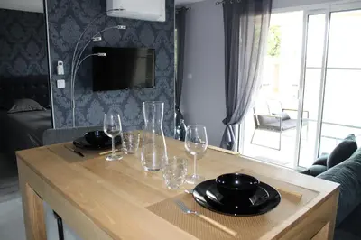 Télévision ou salle de divertissement dans l'établissement Althéa, gîte de charme et bien être