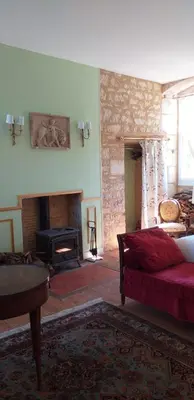 Coin salon dans l'établissement Chambre Louis XVI au Château de Champagne-Mouton