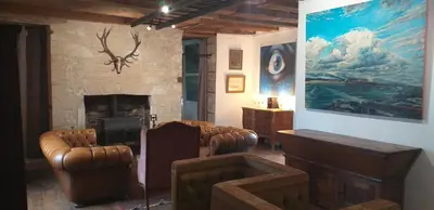 Coin salon dans l'établissement Chambre Renaissance au Château de Champagne-Mouton