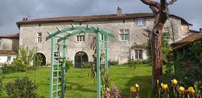 Jardin de l'établissement Chambre Renaissance au Château de Champagne-Mouton