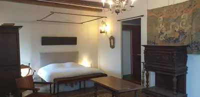 Un ou plusieurs lits dans un hébergement de l'établissement Chambre Renaissance au Château de Champagne-Mouton