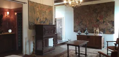 Coin salon dans l'établissement Chambre Renaissance au Château de Champagne-Mouton