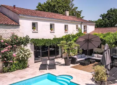 Piscine de l'établissement Logis de La Brumanderie ou située à proximité