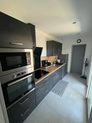 Cuisine ou kitchenette dans l'établissement Maison chaleureuse avec terrasse privative proche de la gare et du centre-ville