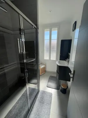 Télévision ou salle de divertissement dans l'établissement Maison chaleureuse avec terrasse privative proche de la gare et du centre-ville