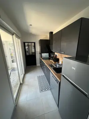 Cuisine ou kitchenette dans l'établissement Maison chaleureuse avec terrasse privative proche de la gare et du centre-ville