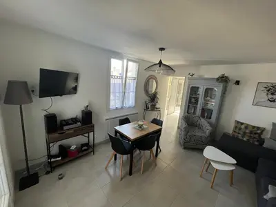 Télévision ou salle de divertissement dans l'établissement Maison chaleureuse avec terrasse privative proche de la gare et du centre-ville