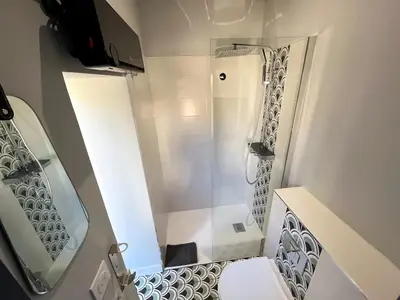 Salle de bains dans l'établissement La Longère de Neuville-Futuroscope-Poitiers