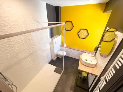 Salle de bains dans l'établissement La Longère de Neuville-Futuroscope-Poitiers