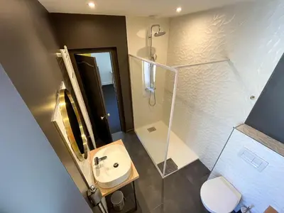 Salle de bains dans l'établissement La Longère de Neuville-Futuroscope-Poitiers