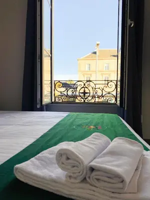 Un ou plusieurs lits dans un hébergement de l'établissement Colette Hôtel