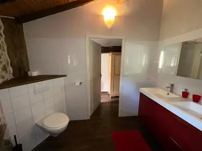 Salle de bains dans l'établissement Domaine de Brise Bois - Chambres & Gîtes