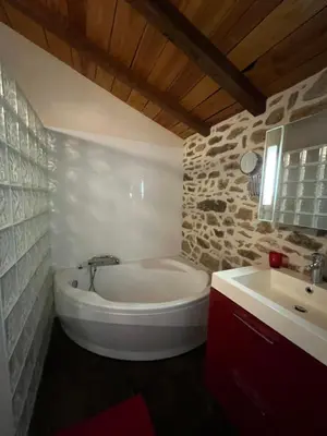 Salle de bains dans l'établissement Domaine de Brise Bois - Chambres & Gîtes