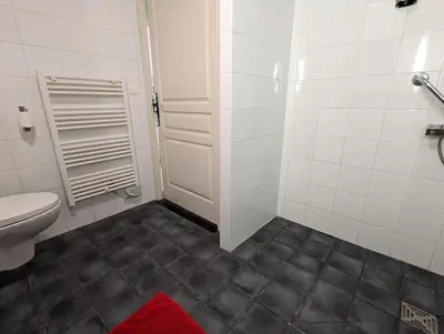 Salle de bains dans l'établissement Domaine de Brise Bois - Chambres & Gîtes