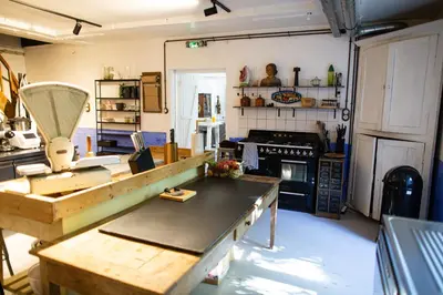 Cuisine ou kitchenette dans l'établissement La minoterie : maison atypique d'hôte et de séminaires, 20min de La Rochelle