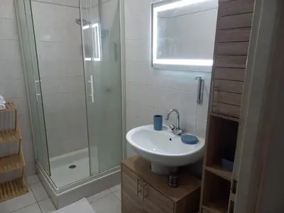 Salle de bains dans l'établissement La Résidence immeuble proche place François 1er