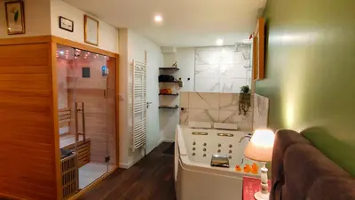 Cuisine ou kitchenette dans l'établissement Votre Escale Jungle Sauna & Spa
