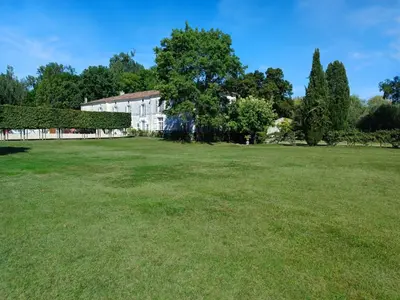 Jardin de l'établissement Le Prieuré de Bourg Charente