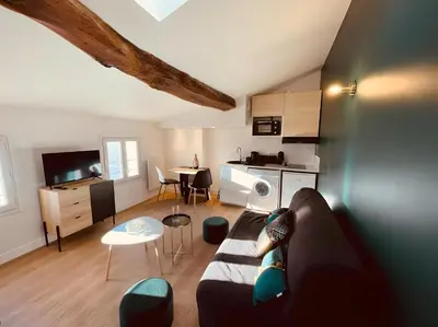 Télévision ou salle de divertissement dans l'établissement Le Gatsby Niortais - Home Homy
