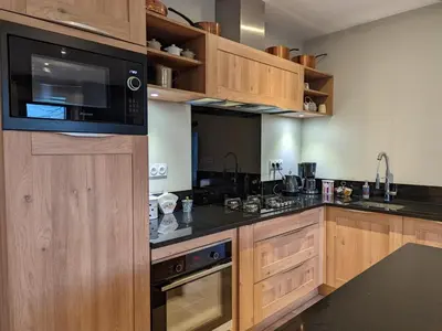 Cuisine ou kitchenette dans l'établissement Maison de campagne avec piscine, tennis privé et WIFI - FR-1-653-10