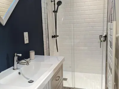 Salle de bains dans l'établissement Maison de campagne avec piscine, tennis privé et WIFI - FR-1-653-10