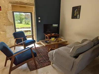 Coin salon dans l'établissement Maison de campagne avec piscine, tennis privé et WIFI - FR-1-653-10