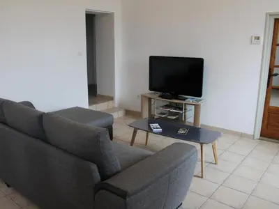 Télévision ou salle de divertissement dans l'établissement Maison au calme avec grand jardin et tout confort en Charente Limousine - FR-1-653-133