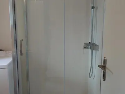 Salle de bains dans l'établissement Maison au calme avec grand jardin et tout confort en Charente Limousine - FR-1-653-133