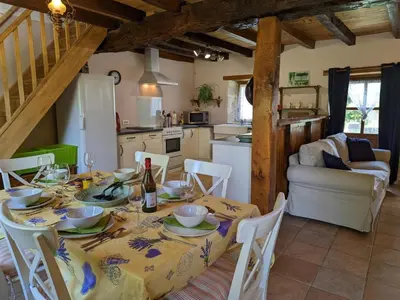 Coin salon dans l'établissement Spacieuse maison à Massignac avec jardin privatif - FR-1-653-213