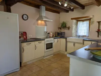 Cuisine ou kitchenette dans l'établissement Spacieuse maison à Massignac avec jardin privatif - FR-1-653-213