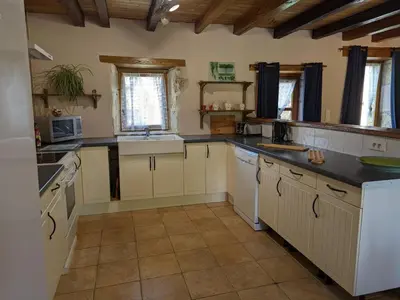 Cuisine ou kitchenette dans l'établissement Spacieuse maison à Massignac avec jardin privatif - FR-1-653-213
