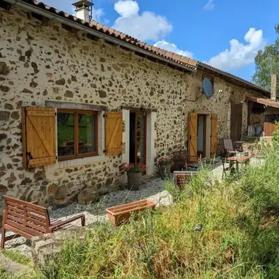 Spacieuse maison à Massignac avec jardin privatif - FR-1-653-213