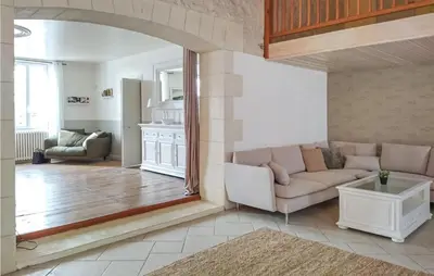 Coin salon dans l'établissement Awesome Home In Arthenac With Wifi