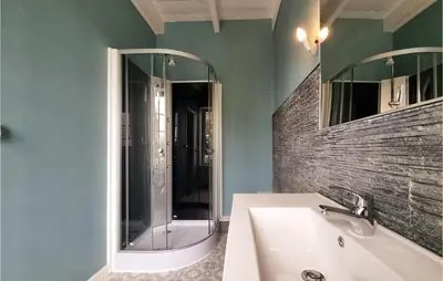 Salle de bains dans l'établissement Awesome Home In Arthenac With Wifi