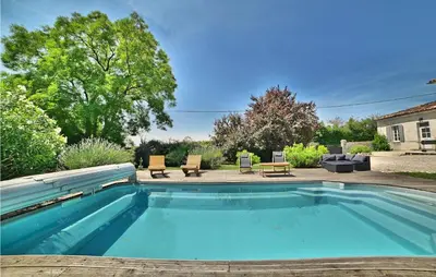 Piscine de l'établissement Awesome Home In Arthenac With Wifi ou située à proximité