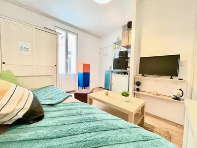 Télévision ou salle de divertissement dans l'établissement Le Colorado, studio à 5 min du centre-ville